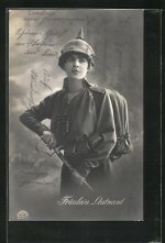 AK-Frau-in-Uniform-mit-Pickelhaube-und-Degen-Fraeulein-Leutnant.jpg