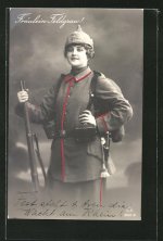 AK-Fraeulein-Feldgrau-in-Uniform-mit-Pickelhaube-und-Gewehr.jpg