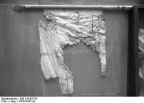 Bild 134-B2762 Fahne des I. Seebataillons, beschädigt.jpg