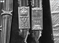 Bild 134-B2769 Fahnenbänder Seebataillone 10004.png