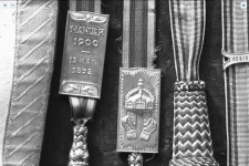 Bild 134-B2769 Fahnenbänder Seebataillone 10017.png