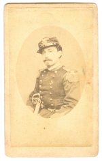 ITA Ufficiale Bersaglieri con sciabola e berretto 1870ca (1).jpg