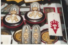 F R 34 epaulettes and shoulder straps .jpg