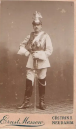 Fotografie-Ernst-Messow-Cuestrin-und-Neudamm-Garde-du-Corps-Kuerassier-mit-Helm-Paradeadler.png