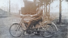 Motorradfahrer sur NSU.jpg Motorradfahrer sur NSU.jpg