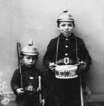 kinder_mit_papierpickelhauben (1).jpg
