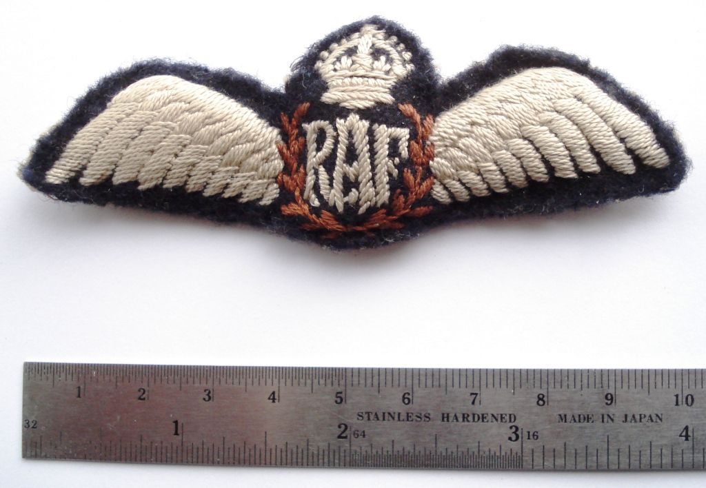 RAFPilotWingsPaddedBadge-WW2orpostWW2a.jpg