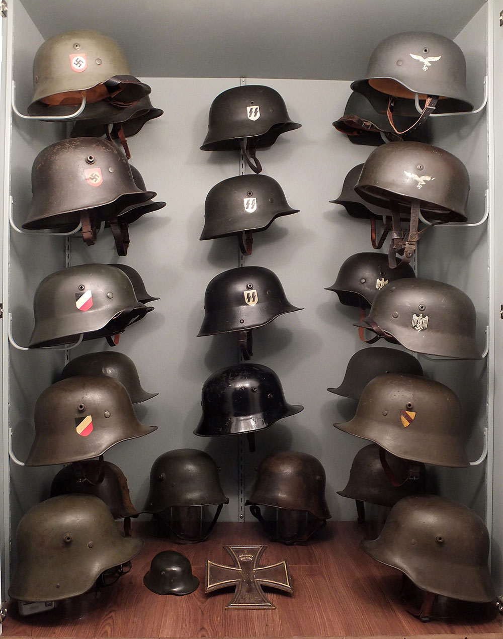 Stahlhelme_Shrank.jpg
